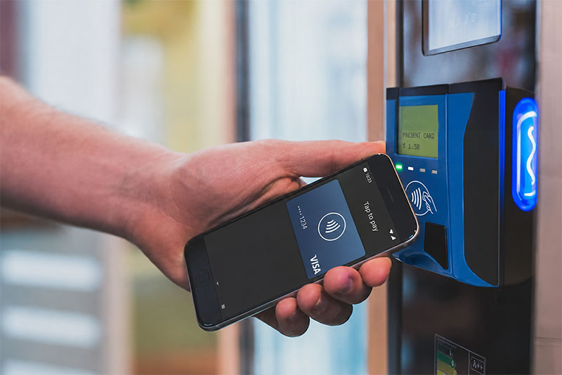Customer using cashless vending payment technology